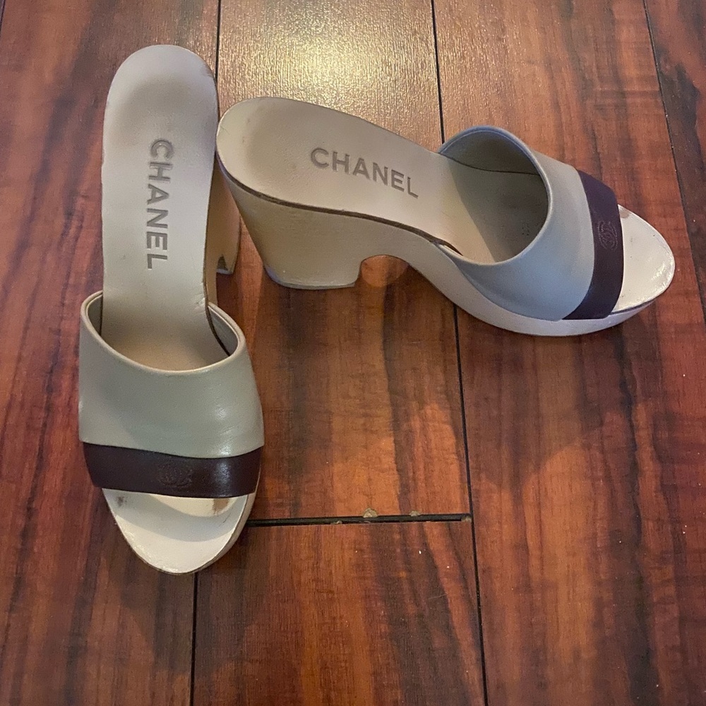 Chanel Women's Cream and Brown Slide Sandals - Picture 7 of 8